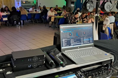 Miniature DJ Heyrieux (Isère) - Ld Animations #10 Un couple en tenue de mariage danse dans une salle éclairée par des lumières colorées et entourée de fumée.