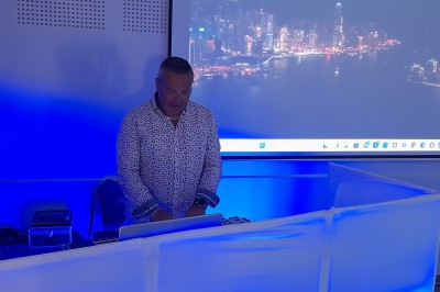 Miniature DJ Heyrieux (Isère) - Ld Animations #3 Un couple en tenue de mariage danse dans une salle éclairée par des lumières colorées et entourée de fumée.