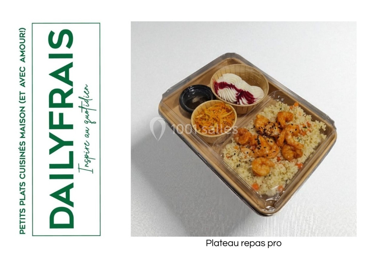 Plateau repas contenant du riz aux crevettes, carottes râpées, radis en rondelles et sauce, présenté dans une boîte…