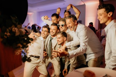 Appareil photo sur trépied en bois avec lampe circulaire, installé dans un jardin verdoyant.