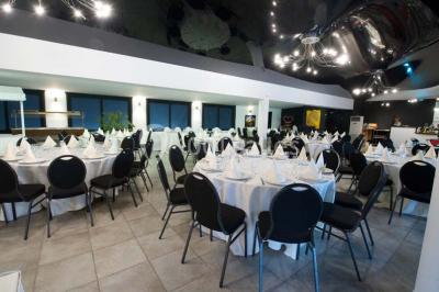 Miniature Location salle Thuin (Hainaut) - Le Prestige #2 Piscine extérieure entourée de terrasses en bois et de chaises longues, devant une maison moderne sous un ciel dégagé.