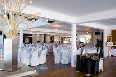 Miniature Location salle Thuin (Hainaut) - Le Prestige #4 Piscine extérieure entourée de terrasses en bois et de chaises longues, devant une maison moderne sous un ciel dégagé.