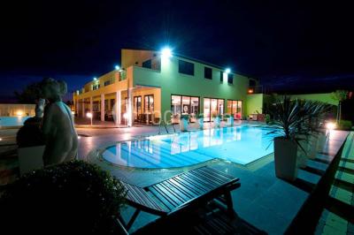 Miniature Location salle Thuin (Hainaut) - Le Prestige #8 Piscine extérieure entourée de terrasses en bois et de chaises longues, devant une maison moderne sous un ciel dégagé.