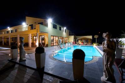 Miniature Location salle Thuin (Hainaut) - Le Prestige #9 Piscine extérieure entourée de terrasses en bois et de chaises longues, devant une maison moderne sous un ciel dégagé.