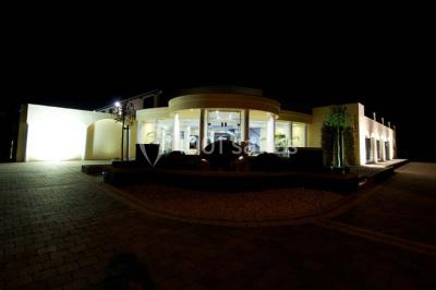 Miniature Location salle Thuin (Hainaut) - Le Prestige #10 Piscine extérieure entourée de terrasses en bois et de chaises longues, devant une maison moderne sous un ciel dégagé.