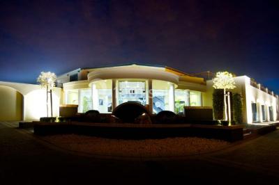 Miniature Location salle Thuin (Hainaut) - Le Prestige #11 Piscine extérieure entourée de terrasses en bois et de chaises longues, devant une maison moderne sous un ciel dégagé.