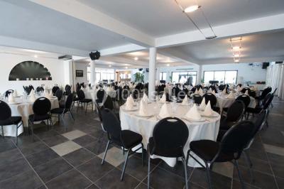 Miniature Location salle Thuin (Hainaut) - Le Prestige #12 Piscine extérieure entourée de terrasses en bois et de chaises longues, devant une maison moderne sous un ciel dégagé.