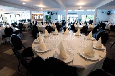 Miniature Location salle Thuin (Hainaut) - Le Prestige #13 Piscine extérieure entourée de terrasses en bois et de chaises longues, devant une maison moderne sous un ciel dégagé.