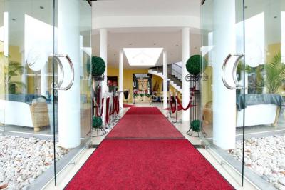 Miniature Location salle Thuin (Hainaut) - Le Prestige #14 Piscine extérieure entourée de terrasses en bois et de chaises longues, devant une maison moderne sous un ciel dégagé.