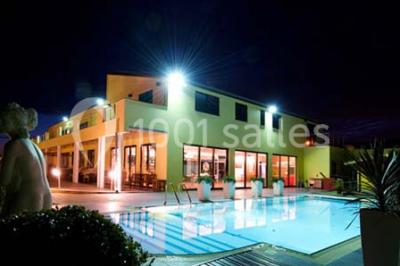 Miniature Location salle Thuin (Hainaut) - Le Prestige #15 Piscine extérieure entourée de terrasses en bois et de chaises longues, devant une maison moderne sous un ciel dégagé.