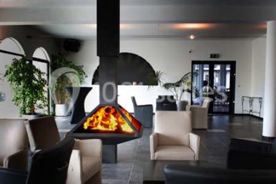 Miniature Location salle Thuin (Hainaut) - Le Prestige #16 Piscine extérieure entourée de terrasses en bois et de chaises longues, devant une maison moderne sous un ciel dégagé.