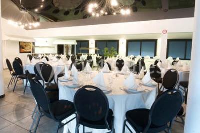 Miniature Location salle Thuin (Hainaut) - Le Prestige #17 Piscine extérieure entourée de terrasses en bois et de chaises longues, devant une maison moderne sous un ciel dégagé.