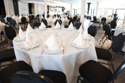 Miniature Location salle Thuin (Hainaut) - Le Prestige #19 Piscine extérieure entourée de terrasses en bois et de chaises longues, devant une maison moderne sous un ciel dégagé.