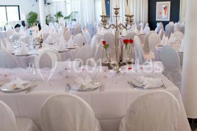 Miniature Location salle Thuin (Hainaut) - Le Prestige #21 Piscine extérieure entourée de terrasses en bois et de chaises longues, devant une maison moderne sous un ciel dégagé.