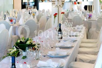 Miniature Location salle Thuin (Hainaut) - Le Prestige #22 Piscine extérieure entourée de terrasses en bois et de chaises longues, devant une maison moderne sous un ciel dégagé.