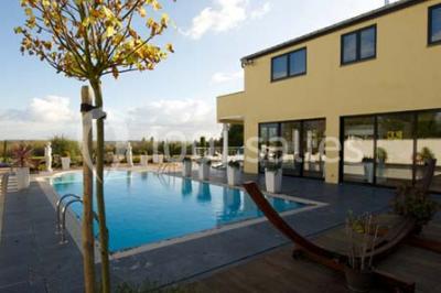 Miniature Location salle Thuin (Hainaut) - Le Prestige #24 Piscine extérieure entourée de terrasses en bois et de chaises longues, devant une maison moderne sous un ciel dégagé.