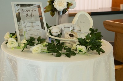 Un homme en chemise rayée bleue utilise un téléphone fixe dans une pièce ornée de décorations classiques.