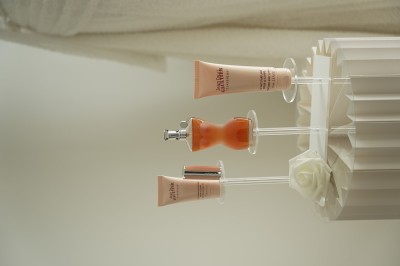 Un homme en chemise rayée bleue utilise un téléphone fixe dans une pièce ornée de décorations classiques.