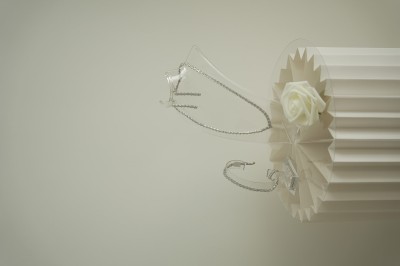 Un homme en chemise rayée bleue utilise un téléphone fixe dans une pièce ornée de décorations classiques.