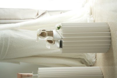 Un homme en chemise rayée bleue utilise un téléphone fixe dans une pièce ornée de décorations classiques.