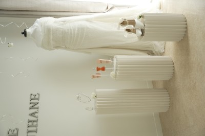 Un homme en chemise rayée bleue utilise un téléphone fixe dans une pièce ornée de décorations classiques.