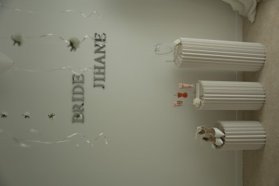 Un homme en chemise rayée bleue utilise un téléphone fixe dans une pièce ornée de décorations classiques.