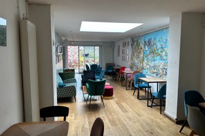 Miniature Location salle Lille (Nord) - Le W #3 Terrasse extérieure avec tables et chaises colorées, entourée de murs en briques et végétation.