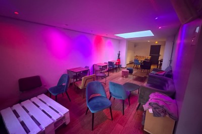 Miniature Location salle Lille (Nord) - Le W #2 Terrasse extérieure avec tables et chaises colorées, entourée de murs en briques et végétation.