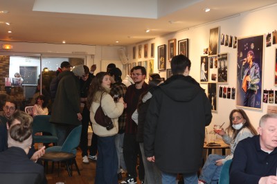 Miniature Location salle Lille (Nord) - Le W #3 Cocktail violet servi dans un verre martini avec bord salé, décoré de fleurs comestibles, sur un bar.