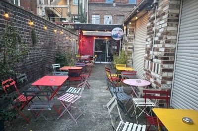 Miniature Location salle Lille (Nord) - Le W #7 Cocktail violet servi dans un verre martini avec bord salé, décoré de fleurs comestibles, sur un bar.