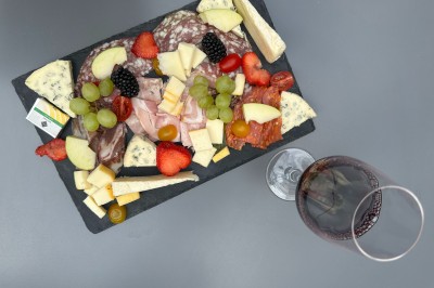 Miniature Location salle Lille (Nord) - Le W #11 Cocktail violet servi dans un verre martini avec bord salé, décoré de fleurs comestibles, sur un bar.