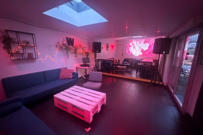 Miniature Location salle Lille (Nord) - Le W #4 Cocktail violet servi dans un verre martini avec bord salé, décoré de fleurs comestibles, sur un bar.