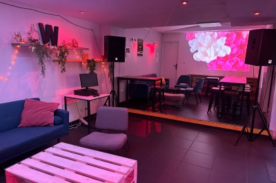 Miniature Location salle Lille (Nord) - Le W #6 Cocktail violet servi dans un verre martini avec bord salé, décoré de fleurs comestibles, sur un bar.