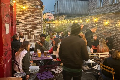 Miniature Location salle Lille (Nord) - Le W #10 Cocktail violet servi dans un verre martini avec bord salé, décoré de fleurs comestibles, sur un bar.