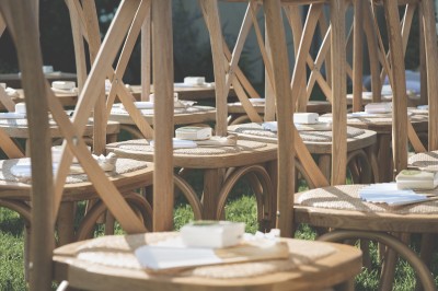 Assiette avec un morceau de viande nappé de sauce, purée, garniture de légumes et fleur comestible en décoration.