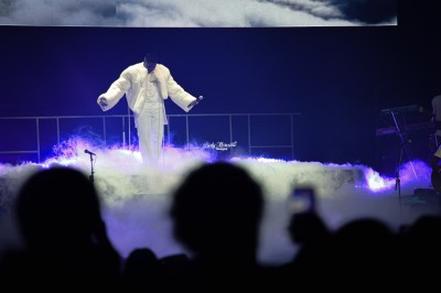 Miniature Lm Images #3 Saucisson sec tranché sur une planche avec des cornichons et des olives, posé sur une table blanche.
