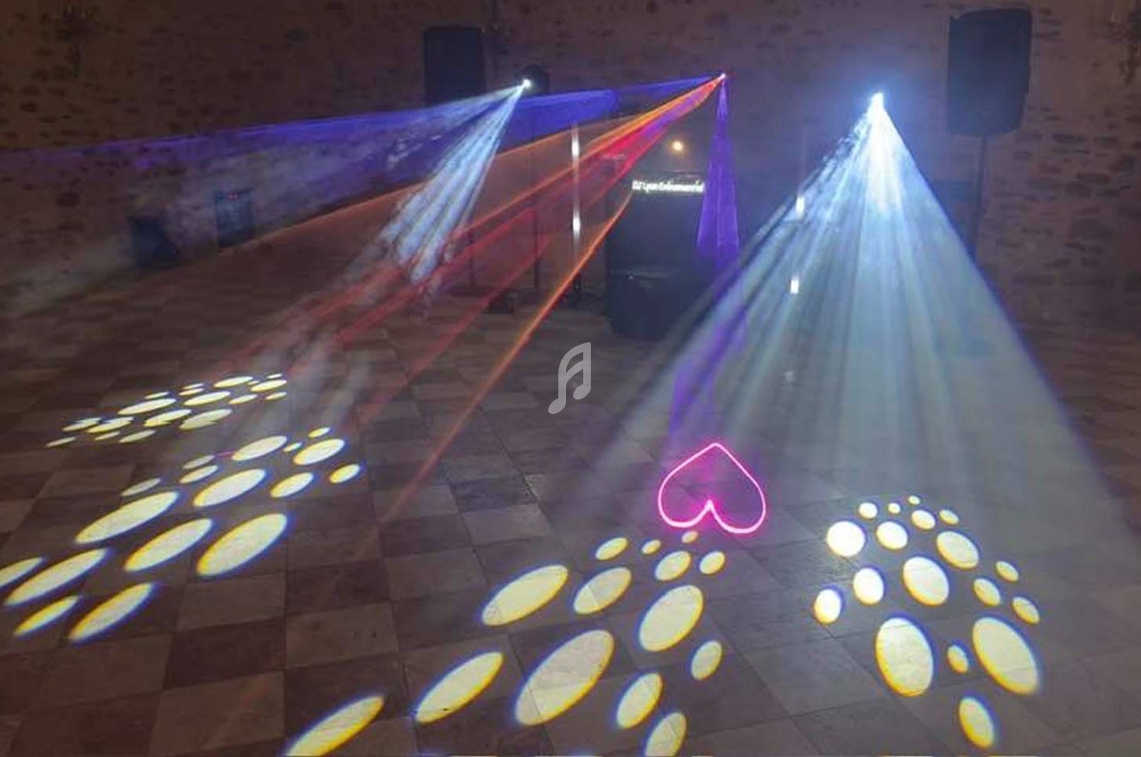 Effets lumineux colorés projetés sur un sol carrelé dans une salle sombre, avec un cœur rose illuminé.