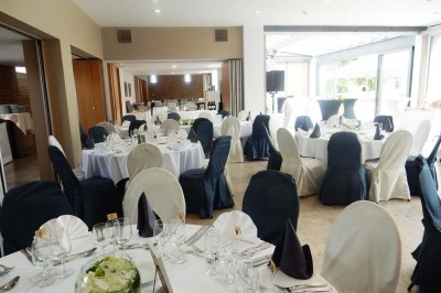 Miniature Location salle Donceel (Liège) - Les Grandes Ecuries #6 Montgolfière multicolore flottant dans un ciel bleu clair.