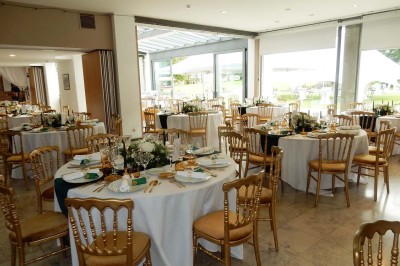 Miniature Location salle Donceel (Liège) - Les Grandes Ecuries #3 Montgolfière multicolore flottant dans un ciel bleu clair.