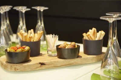 Miniature Location salle Arras (Pas-de-Calais) - Mercure Arras Centre Gare #4 Pots de confiture de fraise avec cuillères sur une table en bois, entourés de pains et viennoiseries dans un buffet.