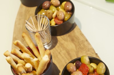 Miniature Location salle Arras (Pas-de-Calais) - Mercure Arras Centre Gare #5 Pots de confiture de fraise avec cuillères sur une table en bois, entourés de pains et viennoiseries dans un buffet.