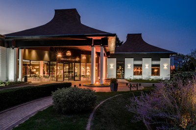 Miniature Location salle Marcq-en-Baroeul (Nord) - Mercure Lille Marcq en Baroeul #2 Salle de conférence avec des rangées de chaises colorées face à un écran de projection allumé.