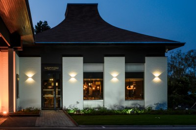 Miniature Location salle Marcq-en-Baroeul (Nord) - Mercure Lille Marcq en Baroeul #4 Salle de conférence avec des rangées de chaises colorées face à un écran de projection allumé.