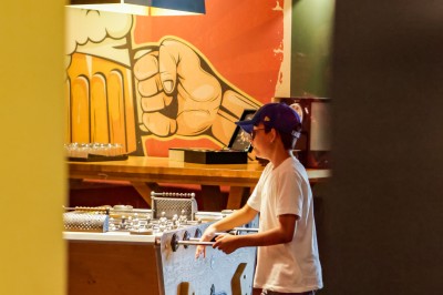 Miniature Location salle Marcq-en-Baroeul (Nord) - Mercure Lille Marcq en Baroeul #5 Salle de conférence avec des rangées de chaises colorées face à un écran de projection allumé.