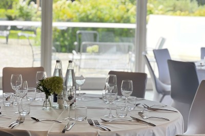 Miniature Location salle Marcq-en-Baroeul (Nord) - Mercure Lille Marcq en Baroeul #6 Salle de conférence avec des rangées de chaises colorées face à un écran de projection allumé.