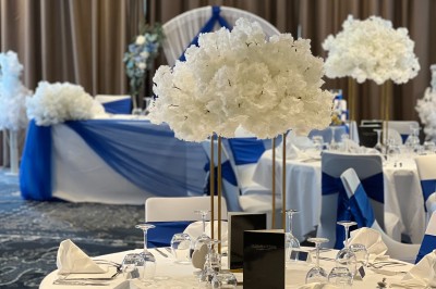 Miniature Location salle Marcq-en-Baroeul (Nord) - Mercure Lille Marcq en Baroeul #7 Salle de conférence avec des rangées de chaises colorées face à un écran de projection allumé.