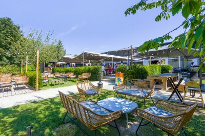 Miniature Location salle Marcq-en-Baroeul (Nord) - Mercure Lille Marcq en Baroeul #9 Salle de conférence avec des rangées de chaises colorées face à un écran de projection allumé.