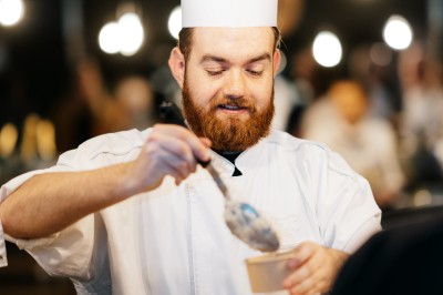 Miniature Location salle Marcq-en-Baroeul (Nord) - Mercure Lille Marcq en Baroeul #11 Salle de conférence avec des rangées de chaises colorées face à un écran de projection allumé.