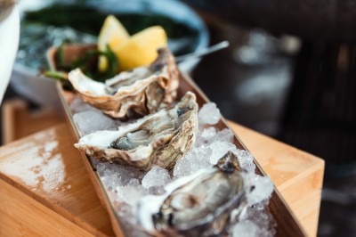 Miniature Location salle Marcq-en-Baroeul (Nord) - Mercure Lille Marcq en Baroeul #12 Salle de conférence avec des rangées de chaises colorées face à un écran de projection allumé.