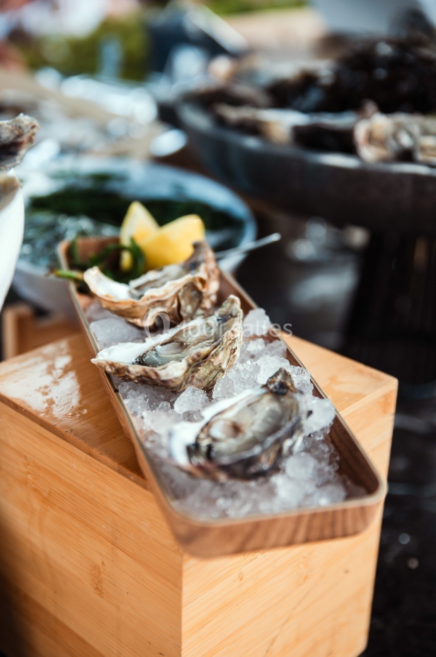 Location salle Marcq-en-Baroeul (Nord) - Mercure Lille Marcq en Baroeul #12 Huîtres fraîches servies sur un lit de glace avec des quartiers de citron en arrière-plan.